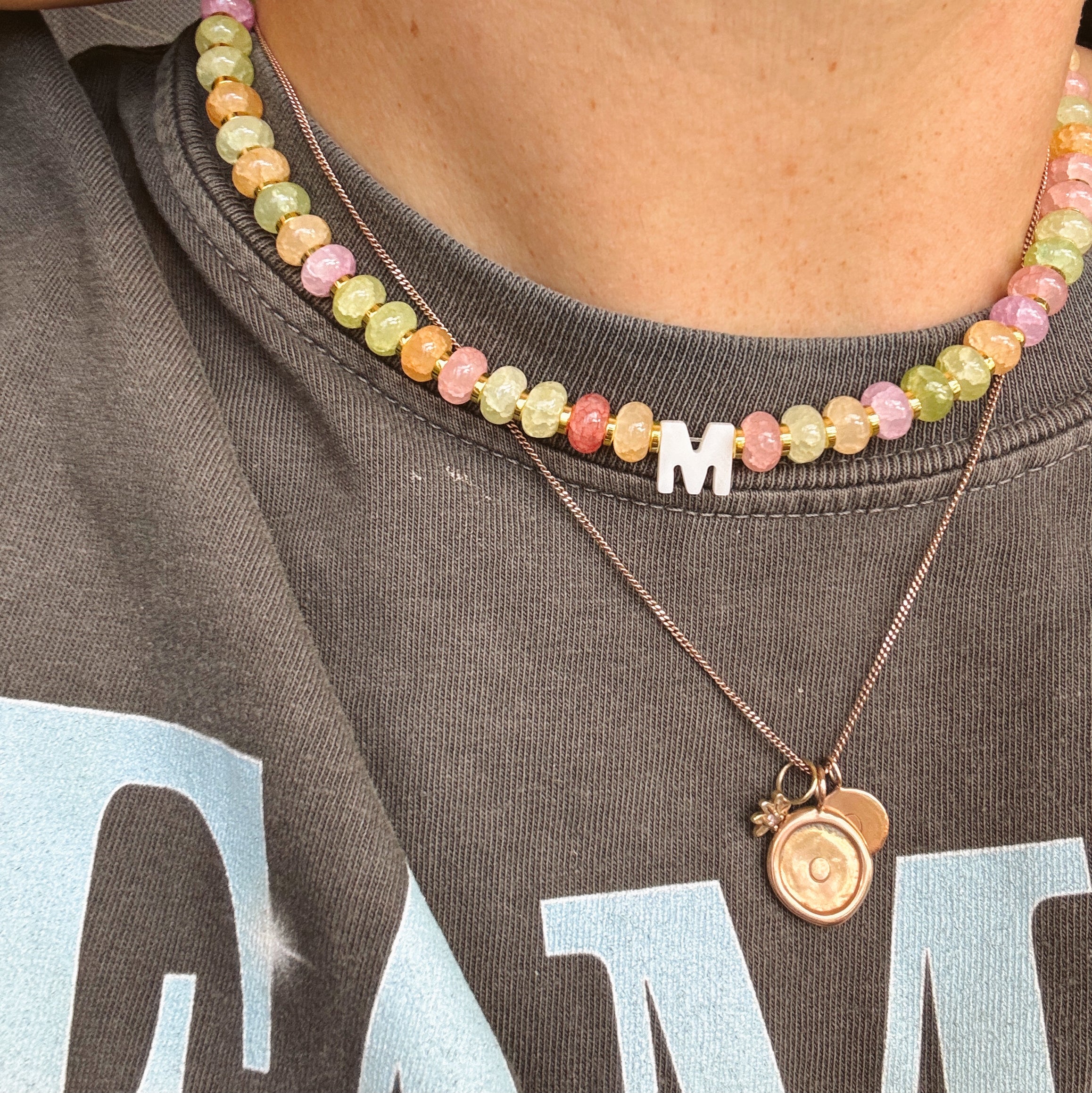 mULTICOULOURED NECKLACE WITH CUTON LETTER